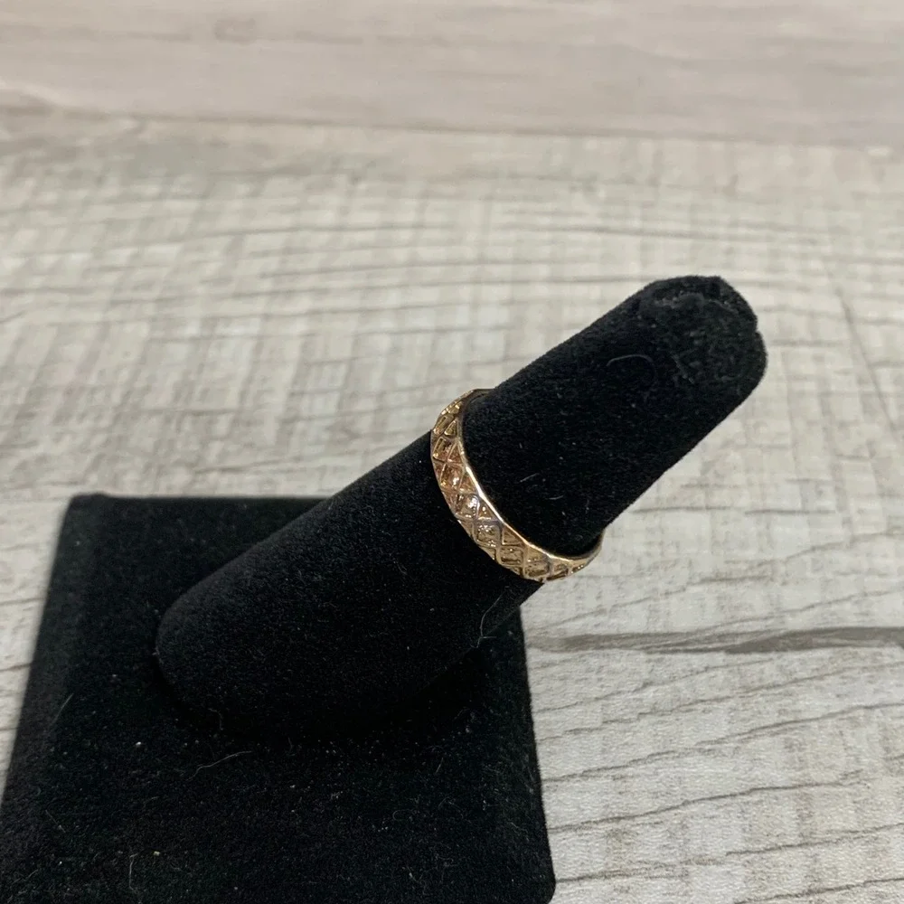 Gold Tone Quilted Diamond Etched Band Ring sz 6.25 Geometric Textured Stackable